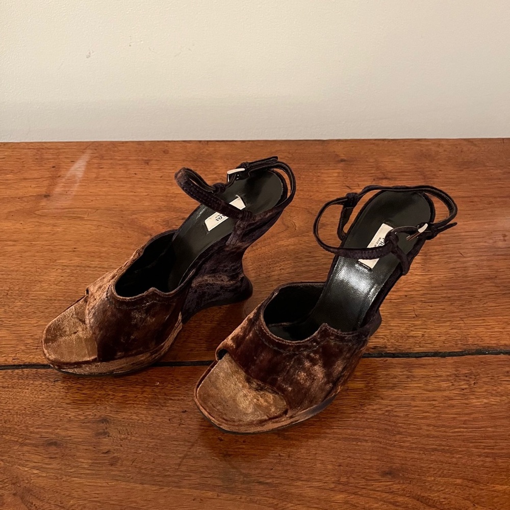 (IT 37) Fab velvet Prada wedge heel - Picture 4 of 8